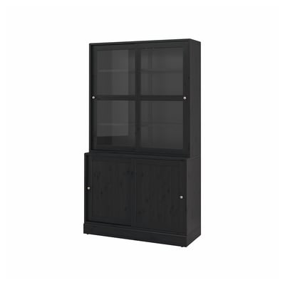 Die HAVSTA-Kombination ist ein dunkles Bücherregal aus Holz mit Glastüren und einem Schiebeschrank für einen rustikalen und dennoch modernen Look.