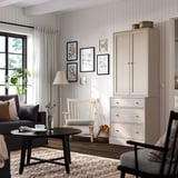 Gemütliches Wohnzimmer mit grauer Wand, HAVSTA-Möbeln in hellem Beige, natürlichem Licht und minimalistischem Dekor.