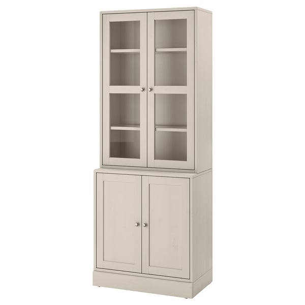 Eleganter HAVSTA hellbeiger Schrank mit Glastüren, massiver Kiefer, rustikaler Stil für die Präsentation von Gegenständen.