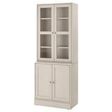 Eleganter HAVSTA hellbeiger Schrank mit Glastüren, massiver Kiefer, rustikaler Stil für die Präsentation von Gegenständen.