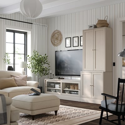 Minimalistisches Wohnzimmer mit HAVSTA TV-Ständer, Couch, Teppich, Pflanze.