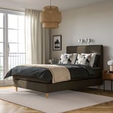 Modernes graues Bett mit geometrischen Kissen, Holzbeinen, großem Fenster, Balkon