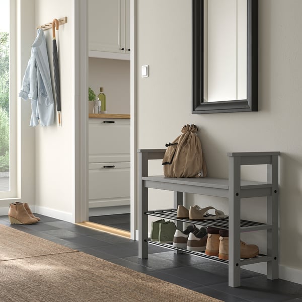 Graues HEMNES Schuhregal mit Stiefeln, in sauberem, gut beleuchtetem Eingangsbereich.