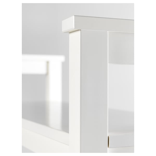 Weiße HEMNES-Bank mit traditionellem Design, sichtbar in Ecksetzung.