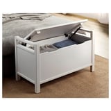 Weiße HEMNES-Aufbewahrungsbank mit offenem Deckel, der den Blick auf die gefalteten Decken im Inneren freigibt. Ideal für eine ordentliche Aufbewahrung und zusätzliche Sitzgelegenheiten.