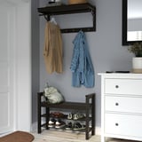 HEMNES schwarzer Mantel- und Schuhschrank. Kiefer & Stahl, platzsparend, hängende Mäntel, neben weißer Kommode