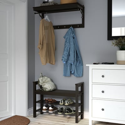 HEMNES schwarzer Mantel- und Schuhschrank. Kiefer & Stahl, platzsparend, hängende Mäntel, neben weißer Kommode