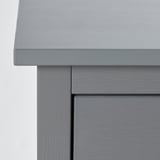 Graue Holztruhe mit glatter, ebenmäßiger Oberfläche und sauberen Kanten. Hochwertige Handwerkskunst, sichtbar in der detaillierten Holzmaserung.
