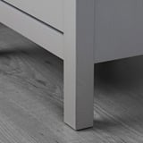 Nahaufnahme der HEMNES-Kommoden aus Holz mit glatten Schubladenführungen und Massivholzkonstruktion.