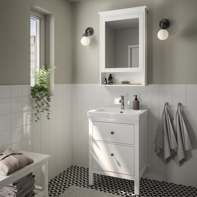 HEMNES weißer Badezimmerwaschtisch mit Waschbecken, Spiegel und Stauraum. Schubladen, Mischbatterie, Handtücher & Spiegelschrank.