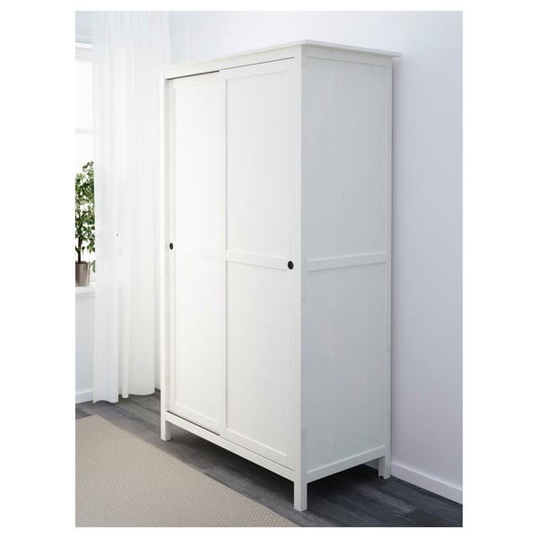 Weißer HEMNES Kleiderschrank mit 2 Türen, Regale für Kleidung.