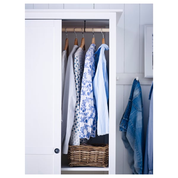 HEMNES weißer Kleiderschrank mit hängenden Hemden; Kleiderbügel aus Holz, Weidenkorb.