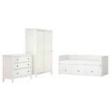 Weiße HEMNES-Schlafzimmergarnitur: Kleiderschrank, Tagesbett, Schubladen. Massive Kiefer, minimalistisches Design.