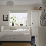 Gemütliches Schlafzimmer mit HEMNES Tagesbett, Truhe und Kleiderschrank. Klassisch, elegant, nachhaltig.