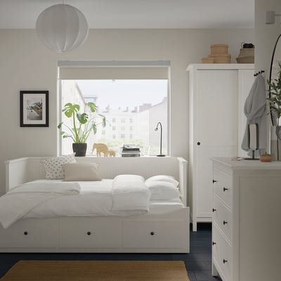 Gemütliches Schlafzimmer mit HEMNES Tagesbett, Truhe und Kleiderschrank. Klassisch, elegant, nachhaltig.