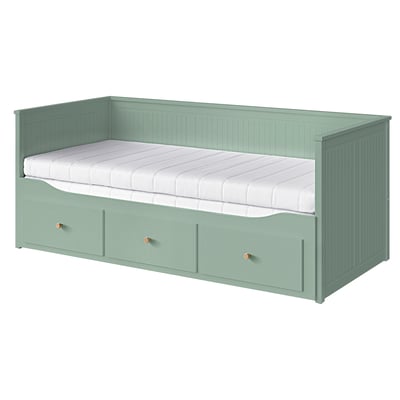 Grünes HEMNES-Tagesbett mit Schubladen und weißer Matratze.