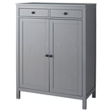 Ein grauer HEMNES-Schrank aus Holz mit zwei Türen und zwei Schubladen, ein klassisches Design für die Aufbewahrung.