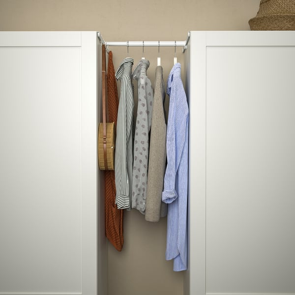 Offener Schrank mit verschiedenen hängenden Hemden, optimierte Raumnutzung.