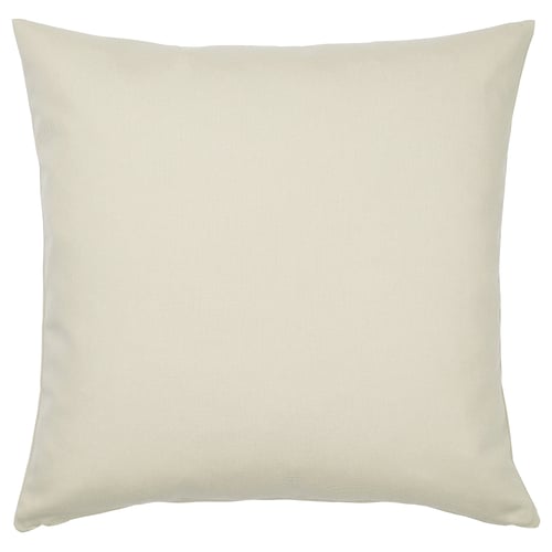 Ein rechteckiges, beiges Outdoor-Kissen namens HJÄRTERÖ. Der Bezug ist strukturiert und mit einem Reißverschluss versehen und besteht aus recyceltem Polyester.