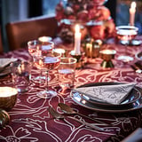 HÖSTAGILLE Tischdecke, rot weiß/Blumenmuster, 145x240 cm