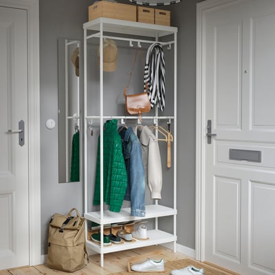 Moderner Eingangsbereich mit HÖSVANS Organizer: Regale, Kleidung, Taschen, Schuhe, sauber und organisiert.