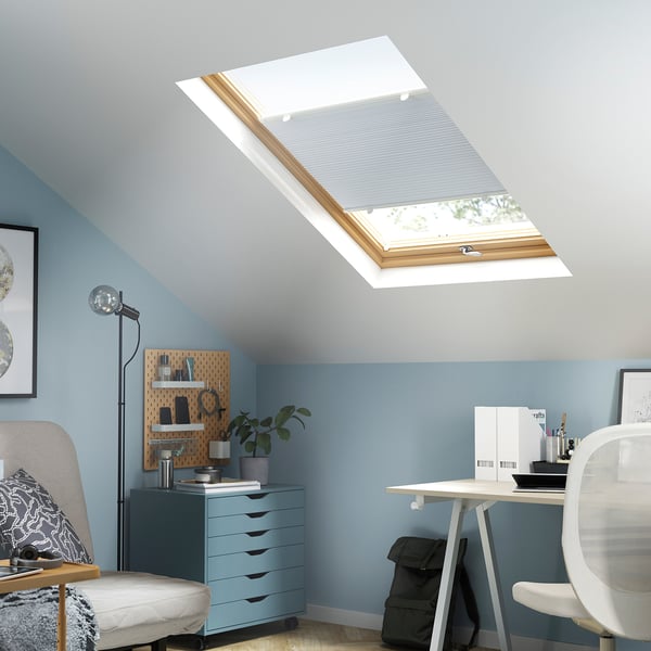 Home Office: Oberlicht, grauer Stuhl, blaue Truhe, Schreibtisch, Pflanze, Jalousie.