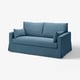 Blaues gepolstertes 2-Sitzer-Sofa mit sauberen Linien und weichen Polstern.