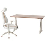 IDÅSEN verstellbarer Schreibtisch und Gaming-Stuhl. Hellbrauner Schreibtisch, weißer Stuhl mit orangefarbenen Akzenten.