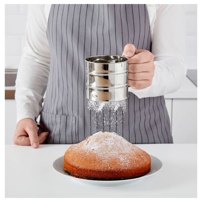 Mehlsieb aus Edelstahl, silber, rund, Griff rechts. Glatte Oberfläche, 250 g Markierung sichtbar.
