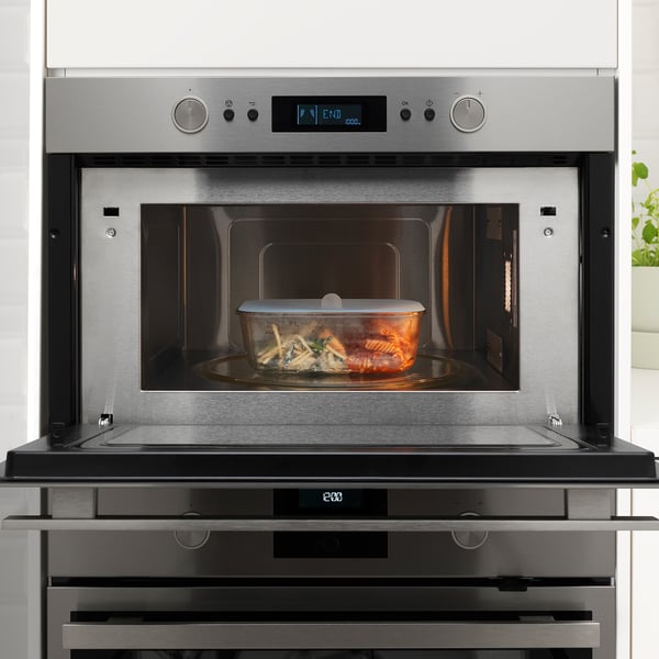 Mikrowelle aus Edelstahl mit Glasbehälter und IKEA 365+ Vakuumdeckel.