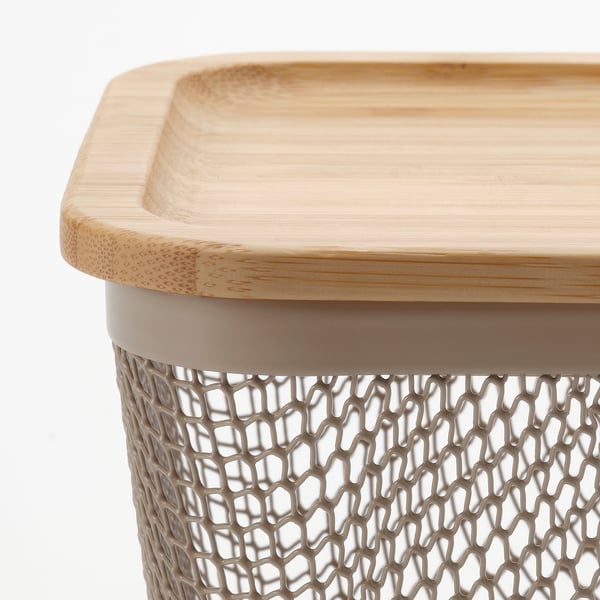 Ikea Bambusdeckel auf Futterkorb aus Netz. Robustes, umweltfreundliches Design.