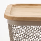 Ikea Bambusdeckel auf Futterkorb aus Netz. Robustes, umweltfreundliches Design.