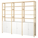 Ein IVAR Regal und Schrank aus Holz. Es handelt sich um Regale aus natürlicher Kiefer und weiße Metallschränke. Das Design ist modern und anpassbar.