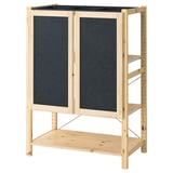 IVAR: heller Holzschrank mit schwarzen Filztüren und Regal, schlichtes Design.