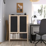 IVAR heller Holzschrank im Büro mit schwarzen Filztüren, ordentlich zwischen Stauraum und Schreibtisch, Aufbewahrung von Büchern und Gegenständen.