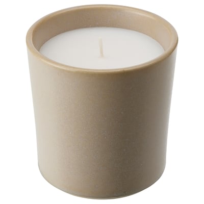 Braune Duftkerze aus Keramik mit weißem Wachs in zylindrischer Form.