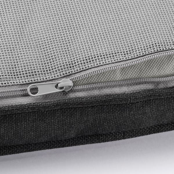 Nahaufnahme mit Reißverschluss aus Mesh-Gewebe, helle Grau- und Schwarztöne, strapazierfähiges Outdoor-Kissenmaterial.