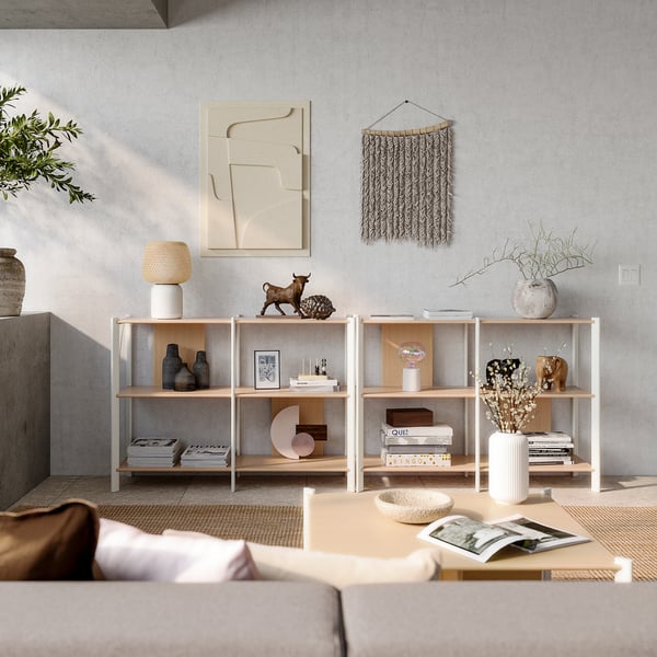 Minimalistischer Wohnbereich in neutralen Tönen, mit Holzregalen mit verschiedenen Dekorationsgegenständen, einem beigen Sofa und abstrakter Wandkunst.