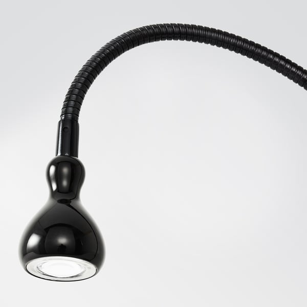 Moderne, schlanke schwarze Lampe mit verstellbarem Schwanenhals und fokussiertem Licht.
