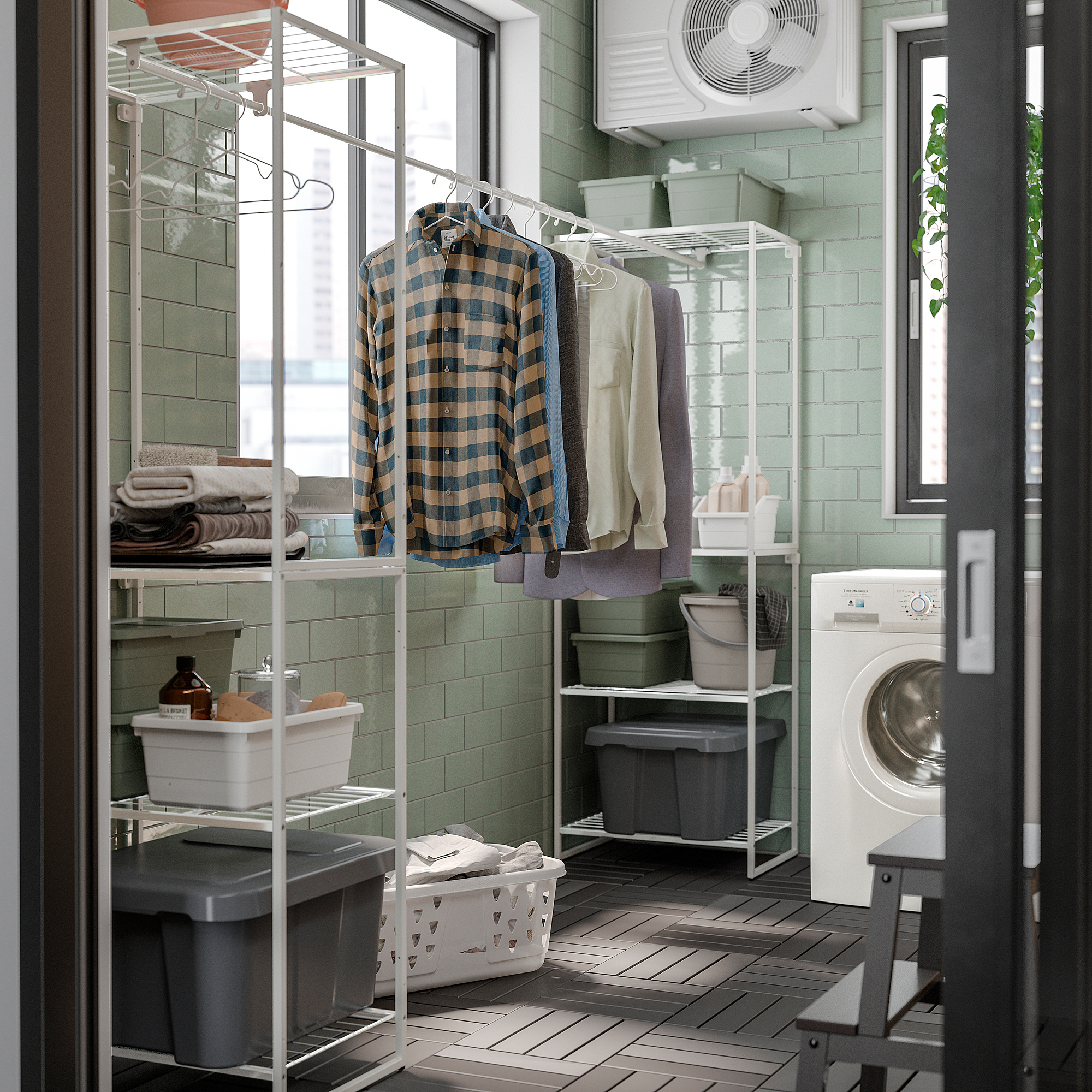 Moderne Wäscherei mit JOSTEIN Regalen aus weißem Stahl, langlebig und feuchtigkeitsbeständig. Inklusive Kleiderstange, Aufbewahrungskörben und Waschmaschine.