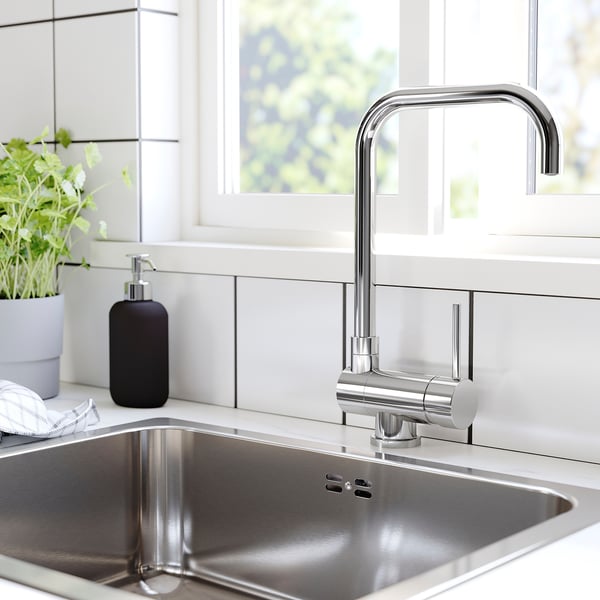 Moderne Küchenspüle mit JUTTERN Chrom-Klapparmatur, Edelstahl und integriertem Luftsprudler.