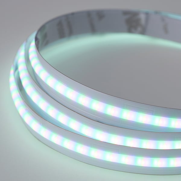 Spirale aus hellen, mehrfarbigen LED-Leuchten, die ein hochwertiges, flexibles Design zeigen.