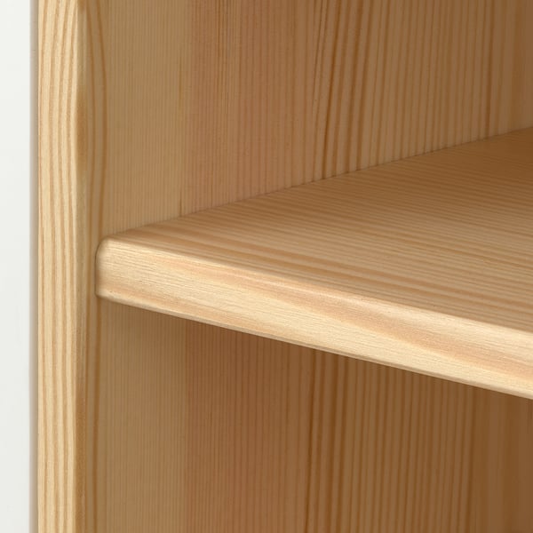 Detail im Regal aus hellem Holz. Glatte, gut verarbeitete Oberfläche, feine Maserung sichtbar. Hochwertige Verarbeitung.