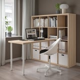 Modernes Homeoffice: KALLAX-Einheit mit Büchern und Laptop. Helles Holz und Weiß, geräumig, ordentlich, minimalistisch.