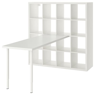 Zeigt einen ikea KALLAX Schrank in Weiß, der einen Schreibtisch und ein Regal zur Aufbewahrung kombiniert.