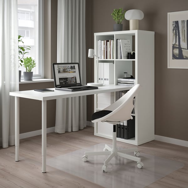 Weißer KALLAX Schreibtisch mit Stuhl, Laptop, Büchern und Regal.