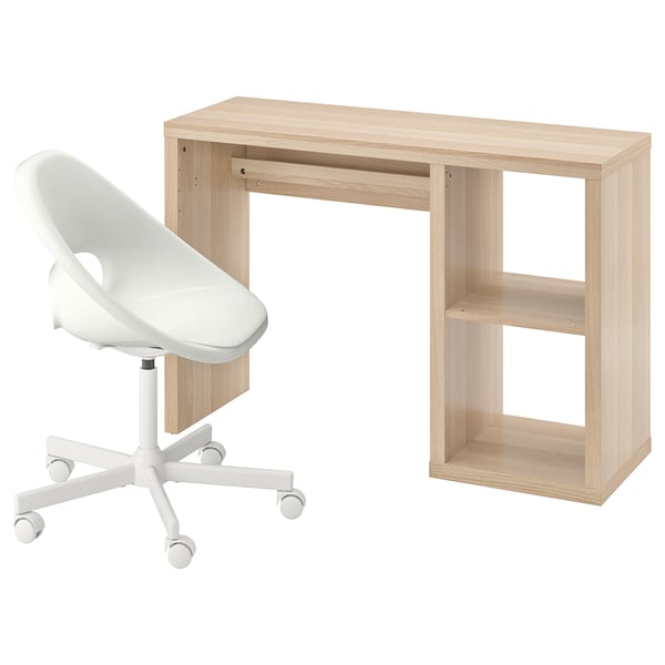 Ein Schreibtisch aus hellem Holz und ein weißer Bürostuhl mit Rollen.
