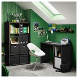 Modernes grünes Jugendschlafzimmer mit KALLAX-Schreibtisch, Bücherregal, weißem Stuhl, Sportdekoration und Wandlampe.