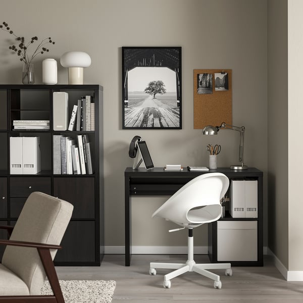 Home-Office-Einrichtung mit KALLAX-Regalen und schwarzem Schreibtisch. Schwarz-weißes Dekor, minimalistischer Stil.