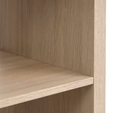 Holzregal aus nächster Nähe, glatte Maserung und Oberfläche sichtbar, was auf hochwertige Verarbeitung hinweist.